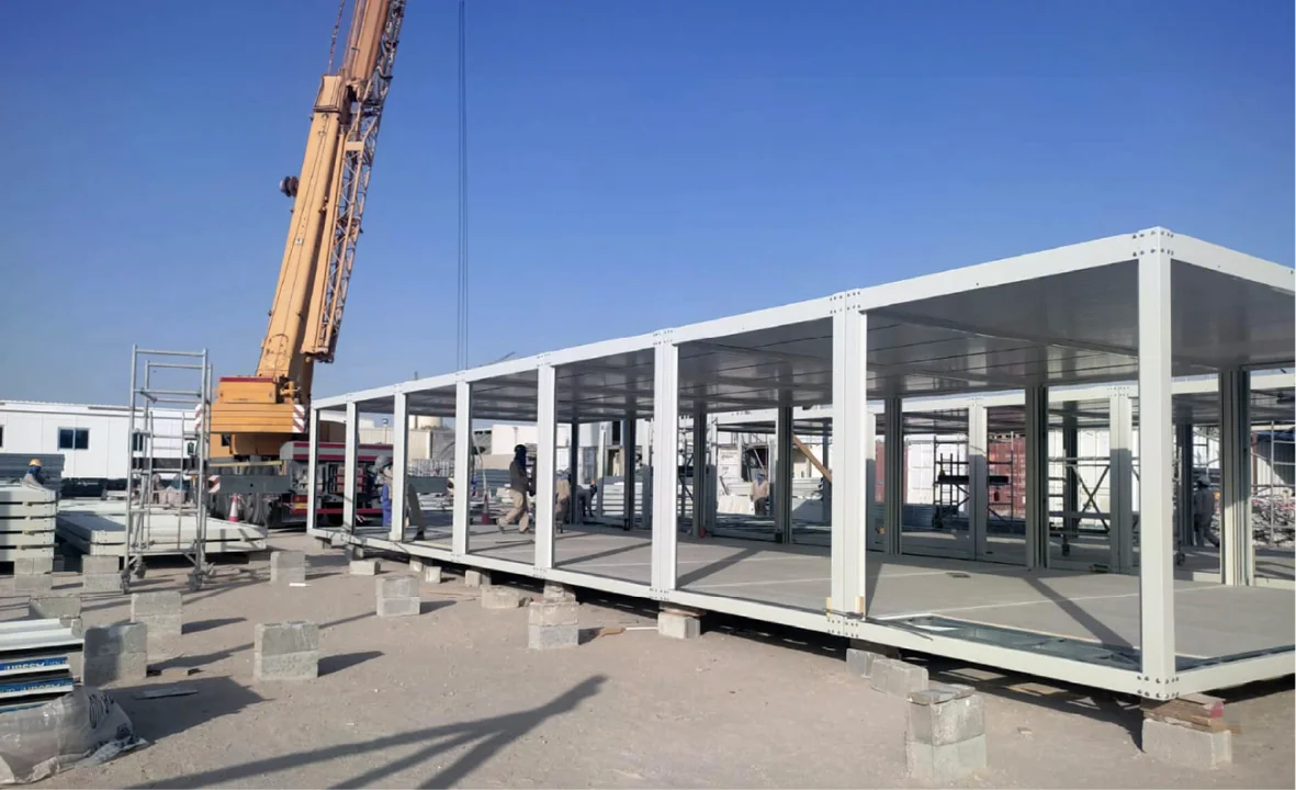 Crane-assisted assembly of modular steel frames at the Doha camp project