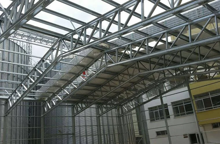 Galvanised steel warehouse framing and roof trusses at the Eti Gıda project